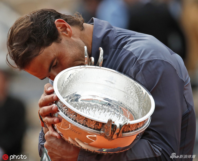 法网男单决赛颁奖典礼 纳达尔再咬奖杯