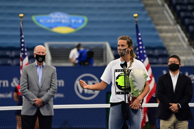 辛辛那提赛阿扎伦卡不战而胜夺冠