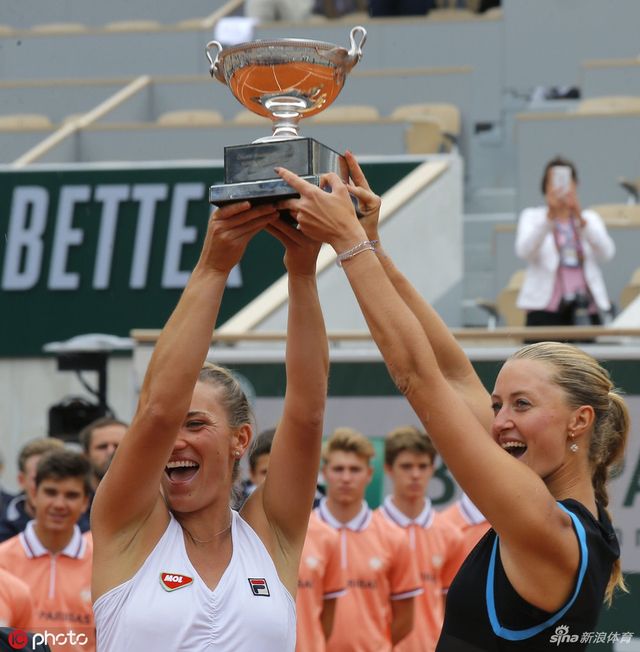 法网决赛段莹莹/郑赛赛获亚军