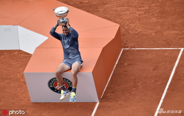 法网男单决赛颁奖典礼 纳达尔再咬奖杯