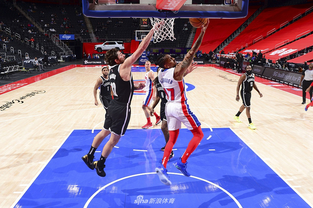 NBA比分篮网新秀爆发助球队紧咬比分核心阵容轮转显隐忧