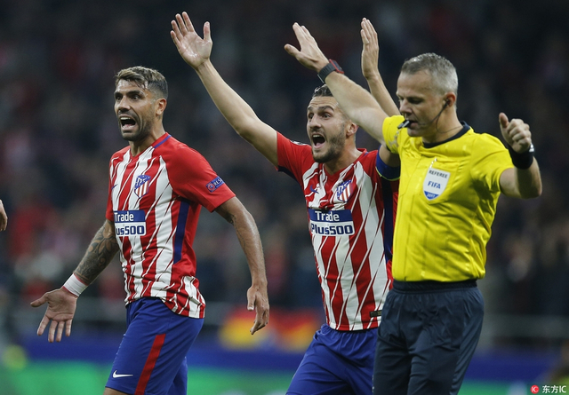 马竞球员不满裁判吹罚进球无效