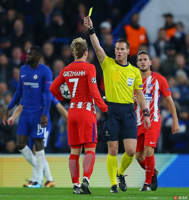 裁判出示黄牌给卡希尔