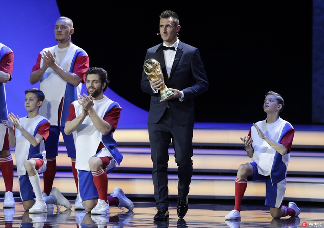 克洛泽捧大力神杯亮相