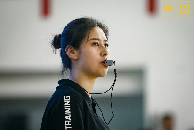 在周末的3x3黄金联赛长沙站决赛赛场上,一位美女裁判的身影秒杀了全场