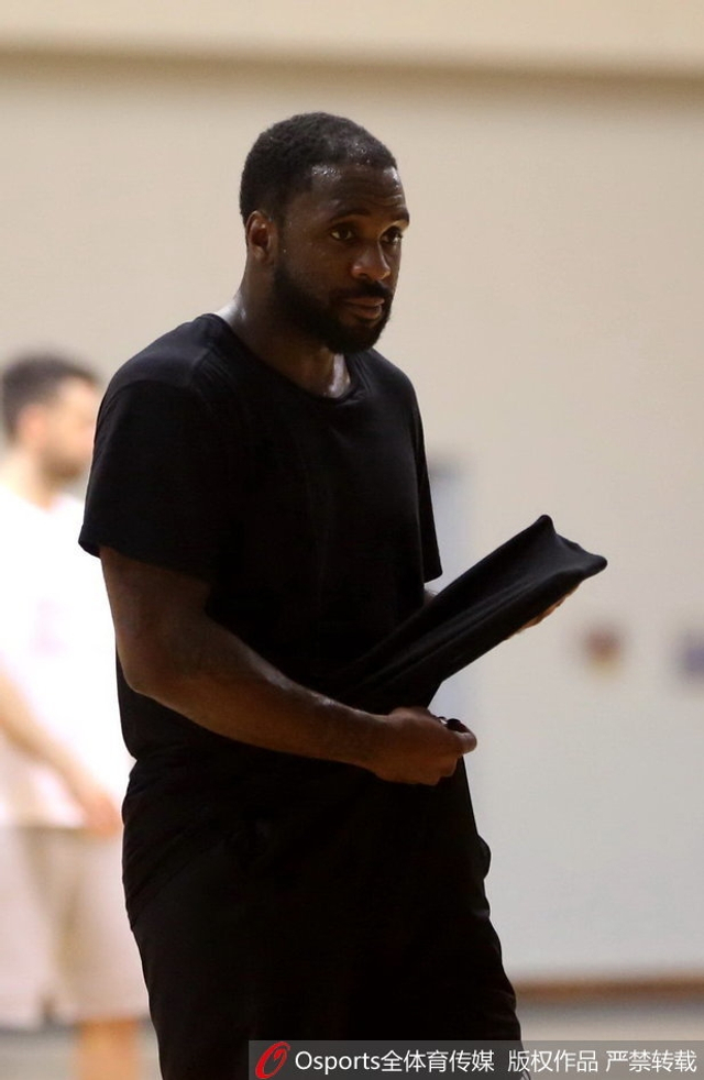 劳森用衣服擦汗