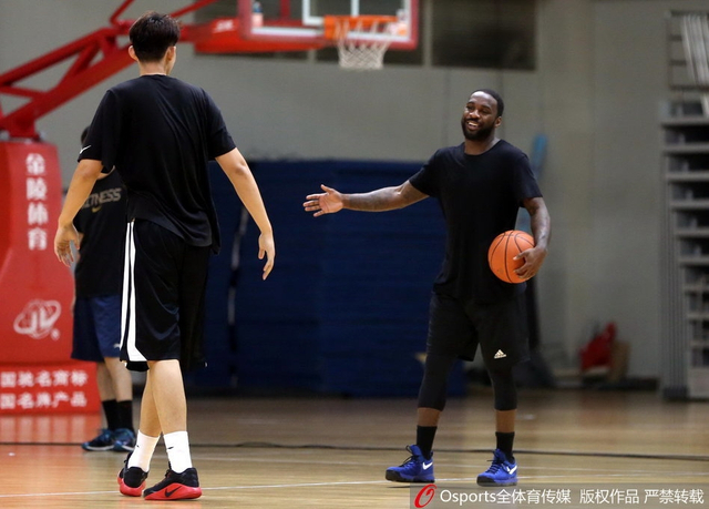 劳森与队友交流