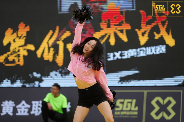 啦啦队火辣热舞秀美腿不惧低温