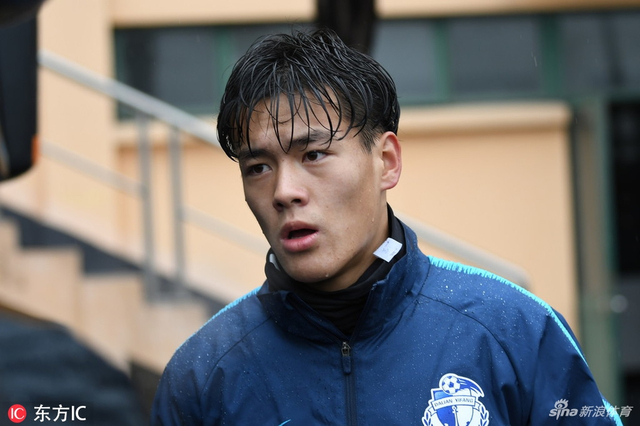 大连一方冬训备战期间,球迷与李建滨,穆谢奎等球员合影,赵旭日,王耀鹏