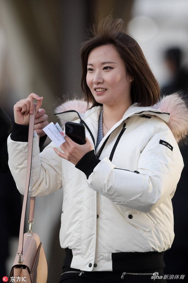 国安女球迷不惧寒风助威