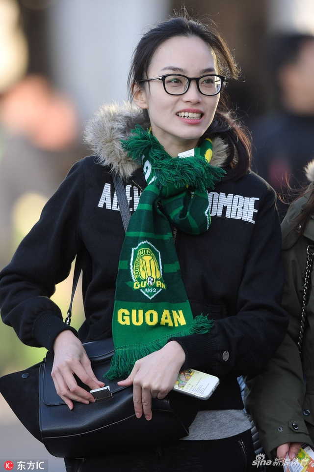 国安女球迷不惧寒风助威