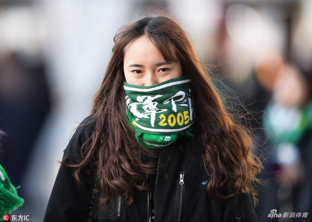 国安女球迷不惧寒风助威