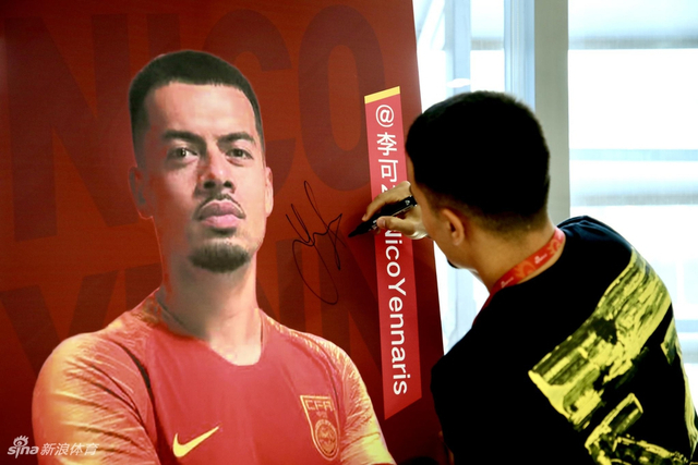 2/14北京时间9月26日,北京中赫国安球员,中国国家队球员李可做客新浪