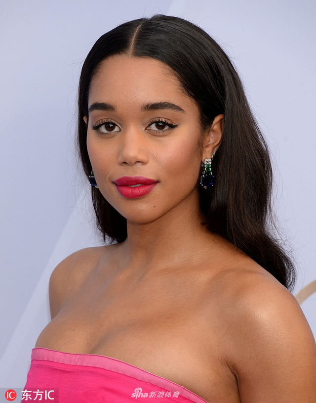 当地时间2019年1月25日,美国洛杉矶,克莱-汤普森女友劳拉-海瑞尔亮相