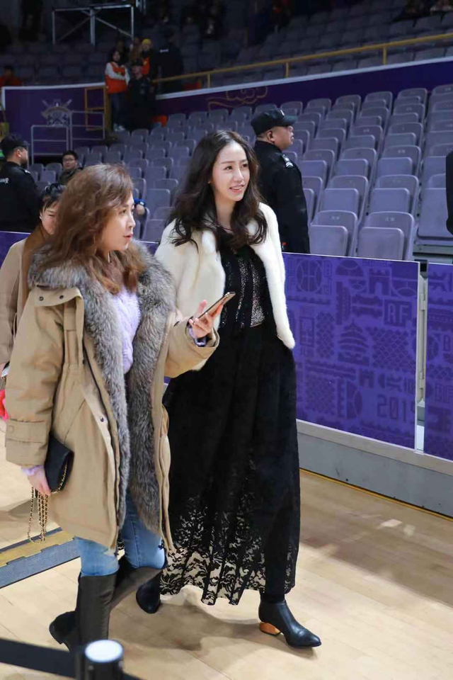 cba第14轮:孙悦爱妻陈露现场观战_新浪图片
