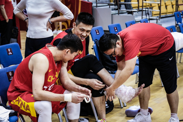 恢复在即!周琦周鹏现身男篮媒体公开课