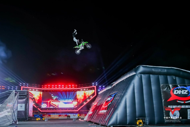 图集-空中花式摩托赛精彩纷呈