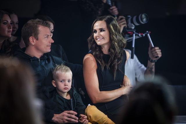 12月4日,kimi-莱科宁带着妻子明图,儿子robin在赫尔辛基参加某品牌