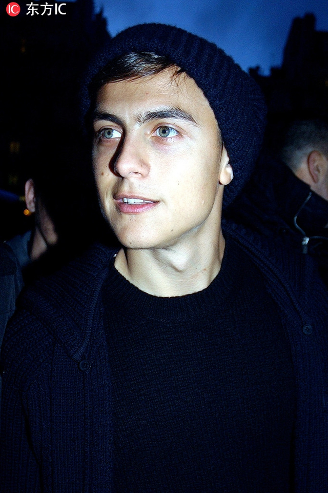 迪巴拉亮相巴黎街头 颜值真高