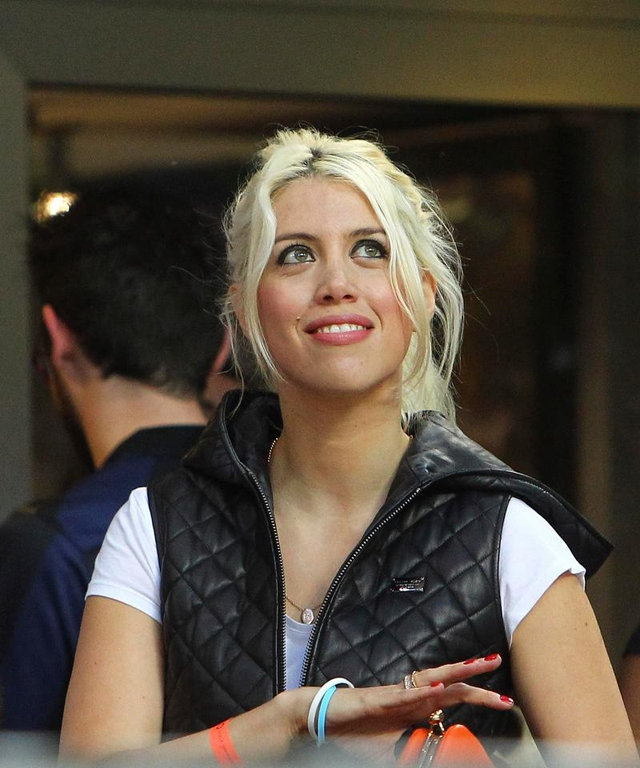 伊卡尔迪娇妻万达娜拉可谓是火辣十足.