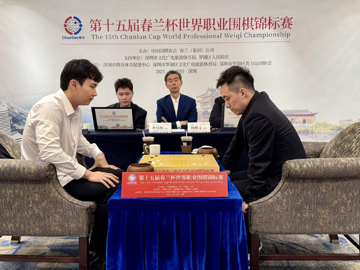 楊楷文（右）與韓國棋手樸廷桓對決