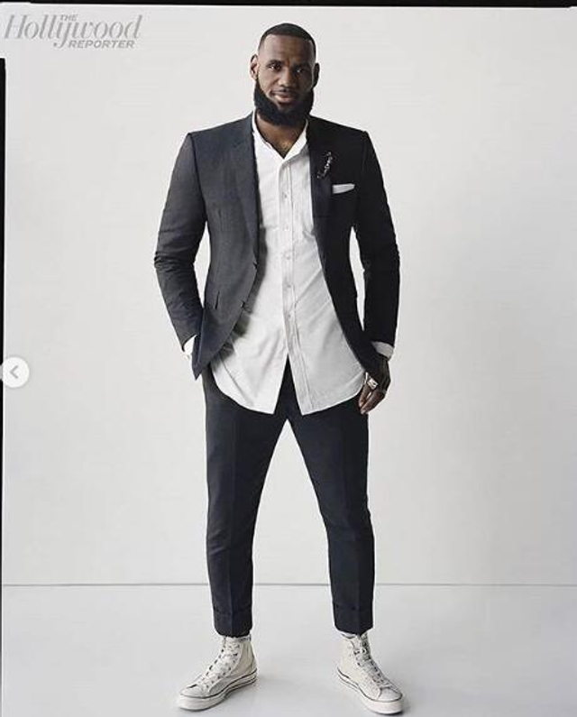 c位出道!詹姆斯带着《空灌2》上封面 西装 帆布鞋帅炸裂