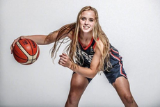 放弃卡戴珊詹娜吧！这位17岁少女才是真正的实战利器！