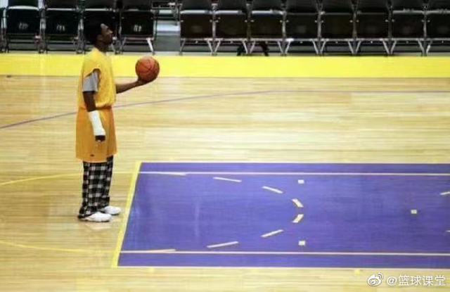 NBA真正的硬汉！姚明违逆队医科比掰手指，莫宁重伤拒绝担架