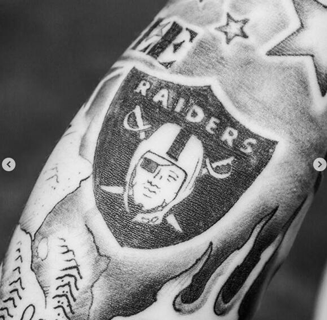 10           除了家人外,利拉德还在纹身中添加了其他的元素.