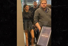 跨年夜约会！跟英国女主播争西蒙斯，詹娜输了身材，却得到西帝