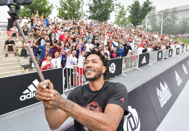 罗斯与球迷合影