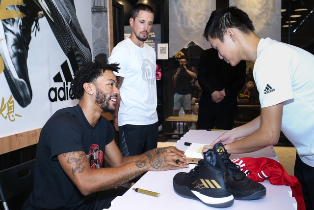 罗斯给球迷签名