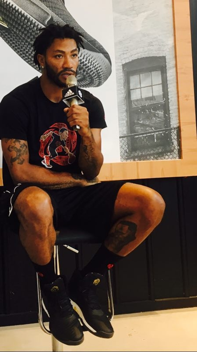 接受采访时膝伤清晰可见