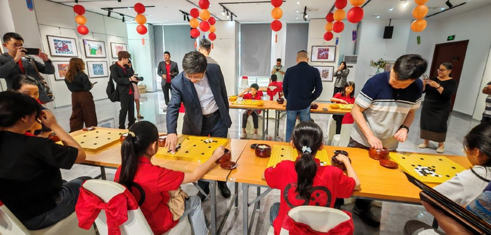 高清-老挝围棋协会成立现场 老挝小棋手接受对弈指导