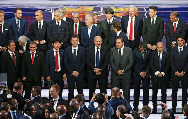 32强主教练合影