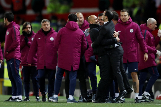 瓜迪奥拉拥抱助手