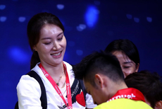 汤杯颁奖林丹谢杏芳撒狗粮