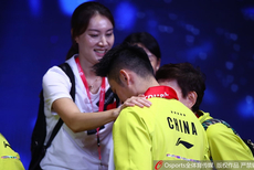 汤杯颁奖林丹谢杏芳撒狗粮