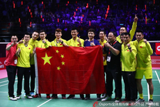 汤杯国羽夺冠后疯狂庆祝