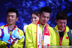 汤杯颁奖林丹谢杏芳撒狗粮