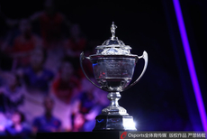 汤姆斯杯决赛前展示奖杯