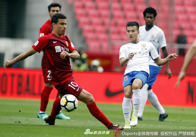 埃尔纳内斯与姚均晟拼抢