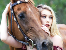 金发美女与马共舞