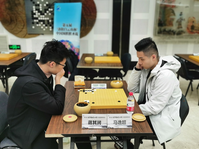 高清-棋圣战入围赛首轮 周泓余对阵廖行文_新浪图片