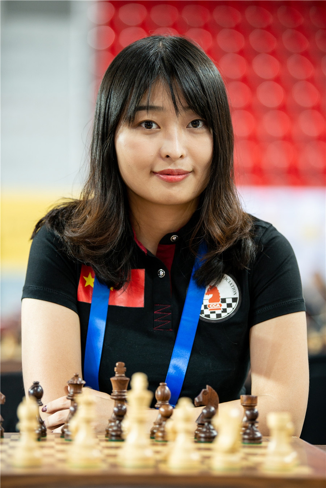 高清-国象奥赛居文君笑对镜头 外国棋手棒棒糖抢镜_新浪图片