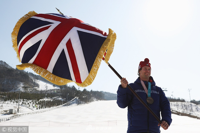 英国单板选手摩根举旗拍摄写真