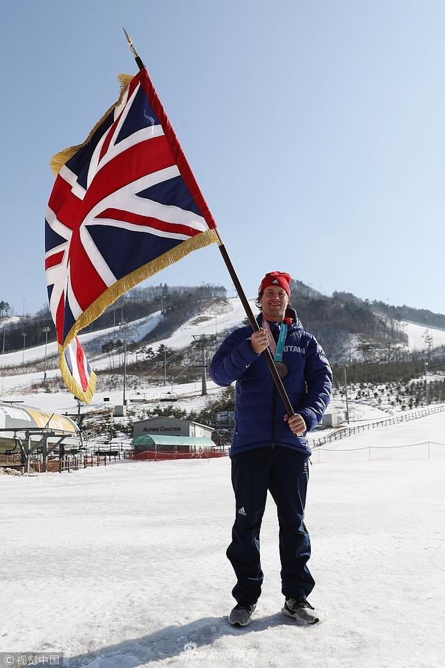 英国单板选手摩根举旗拍摄写真