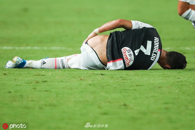 c罗特写:倒地露半边臀部