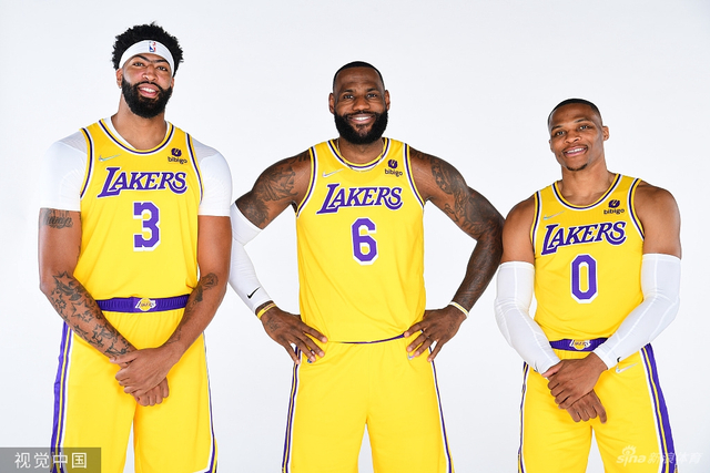 詹姆斯引领众星拍摄湖人新赛季写真_新浪图片