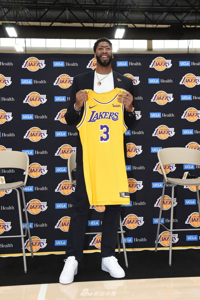 浓眉穿湖人3号拍摄球衣写真 詹姆斯一旁玩手机坐等_新浪图片